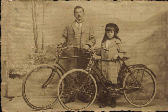 Jean & Gerda Cremers met fietsen